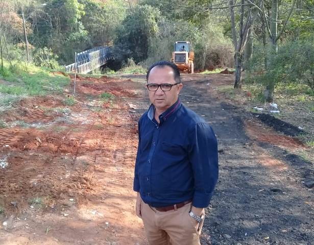 2018820_FOTO - Vereador parabeniza secretaria de Obras pelos serviços